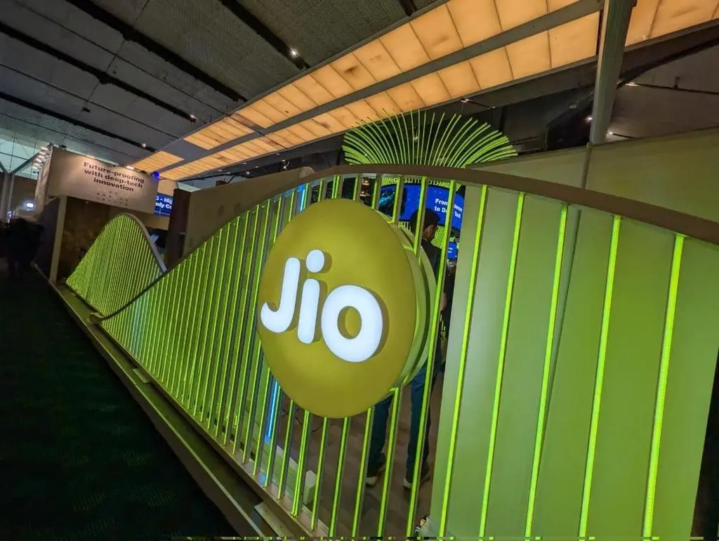 IMC 2025: Jio Unveils “JioBharat Safety Net” Phones for Seniors and Dependents