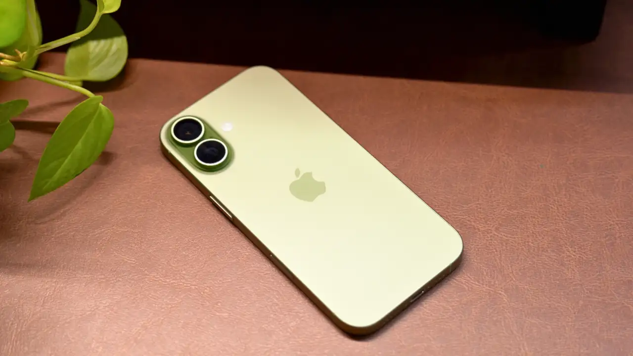 iPhone 17 Review: Apple’s Underdog Stuns with Smart Design and Smarter Performance