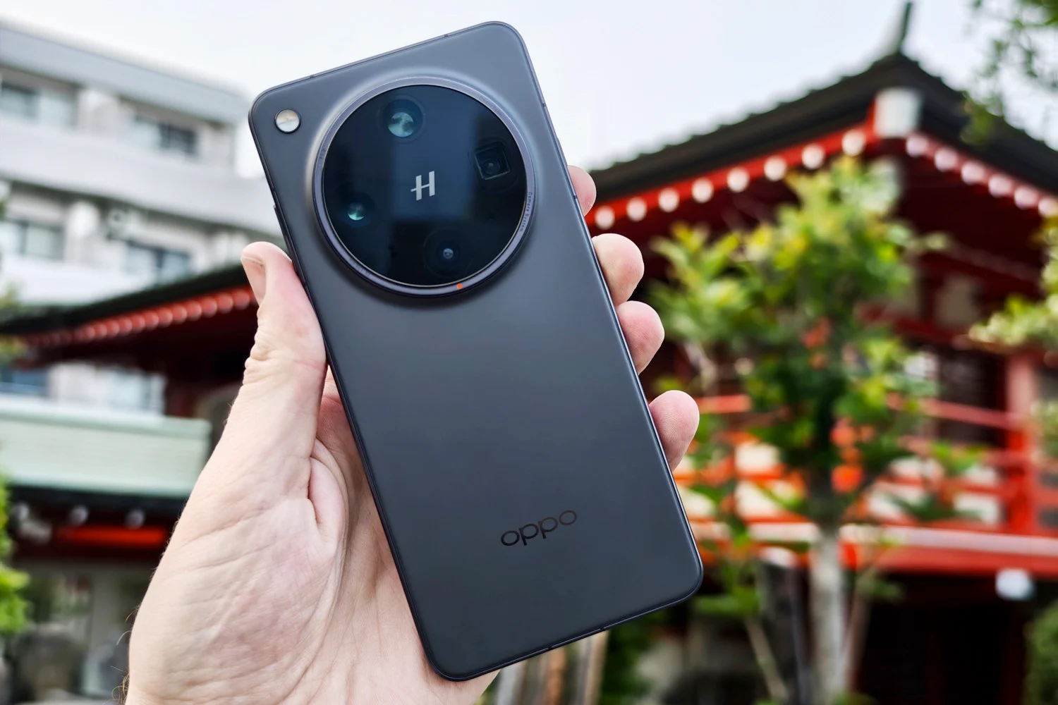 Oppo Find X8 Ultra Review: A Flagship That Nearly Perfects Premium Smartphone Design