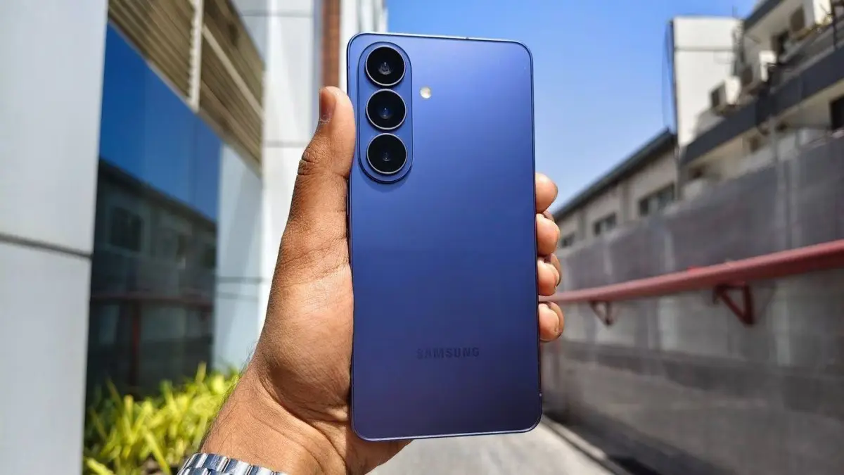 Samsung Galaxy S26 Review: Compact Size, Flagship Power — Almost the Perfect Balance